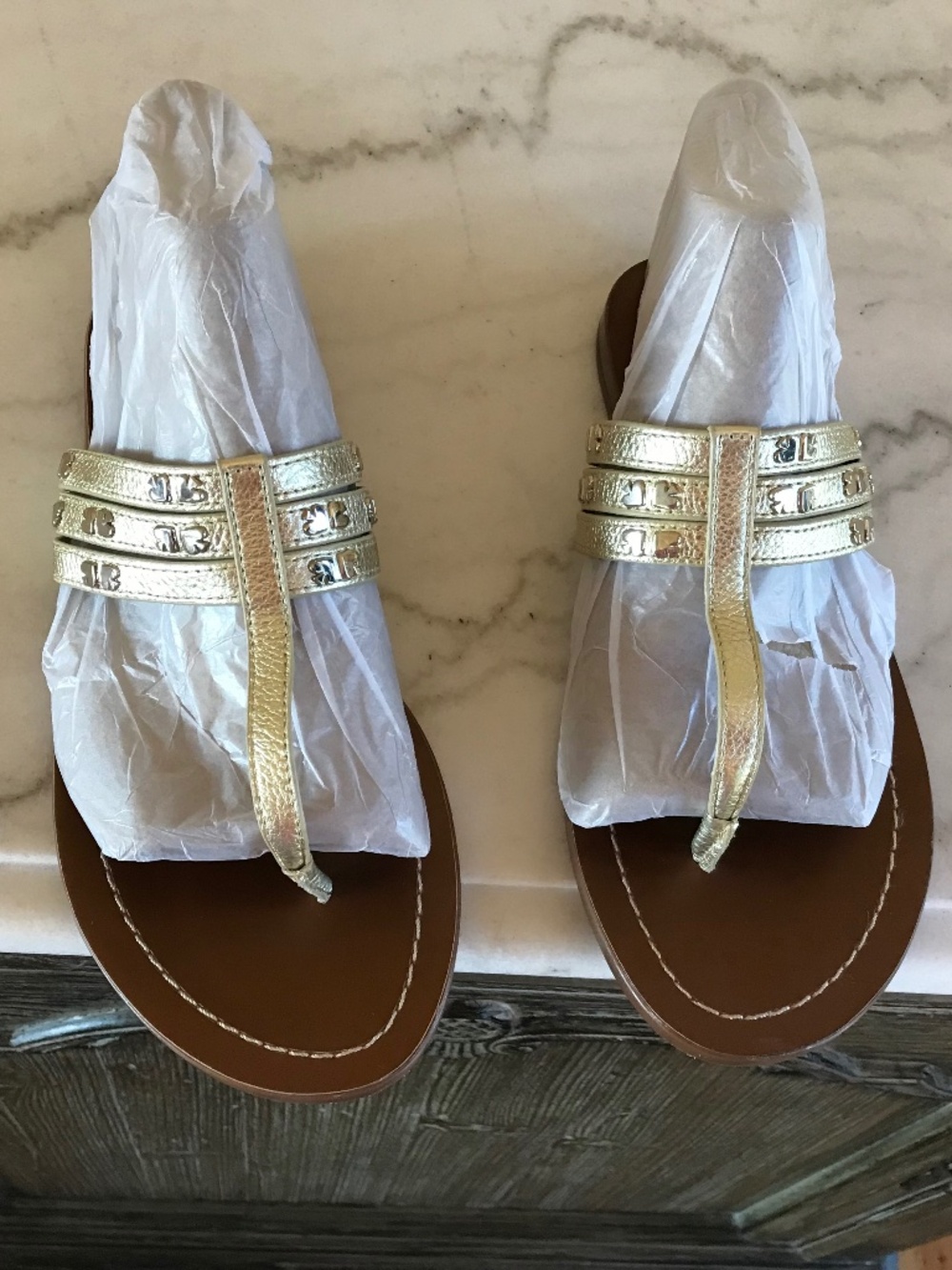KATE SPADE PATENT LEATHER GOLD SANDAL - Picture 2 of 15